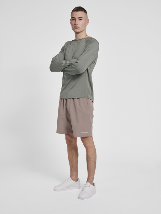 hmlMT LAZE T-SHIRT L/S, LAUREL WREATH, model