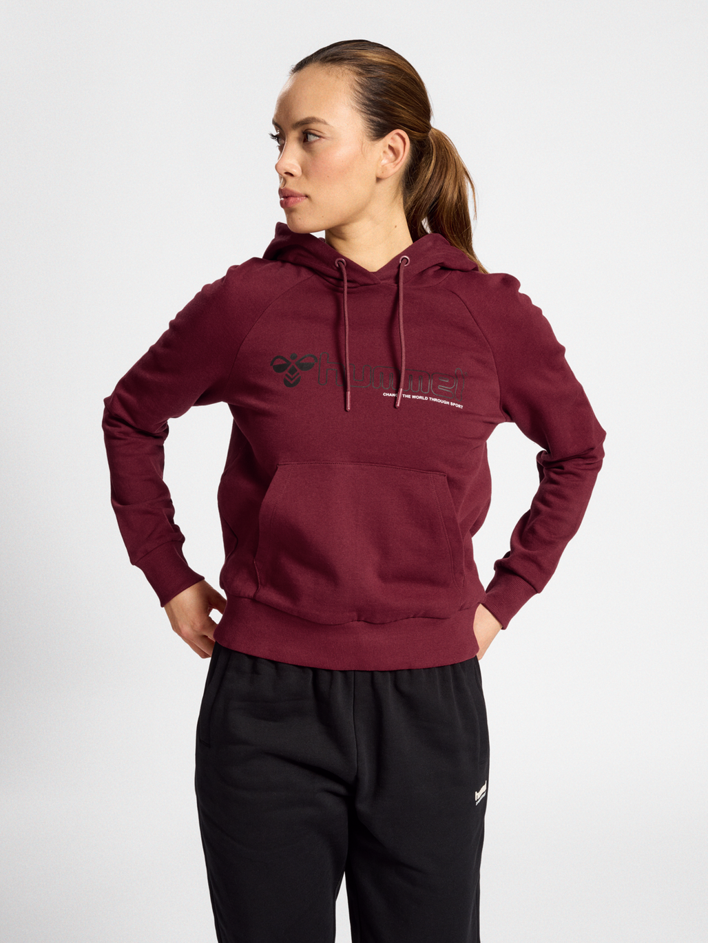 hmlNONI 2.0 HOODIE, CABERNET, model