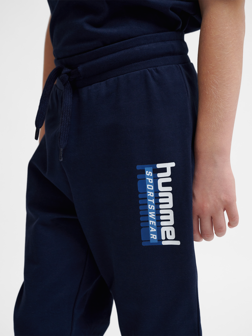 hmlTUKAS PANTS, BLACK IRIS, model