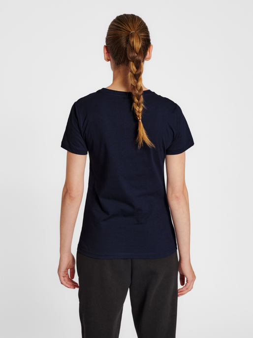 hmlRED BASIC T-SHIRT S/S WOMAN, MARINE, model