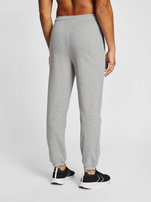 hmlIC FRED SWEATPANTS, GREY MELANGE, model