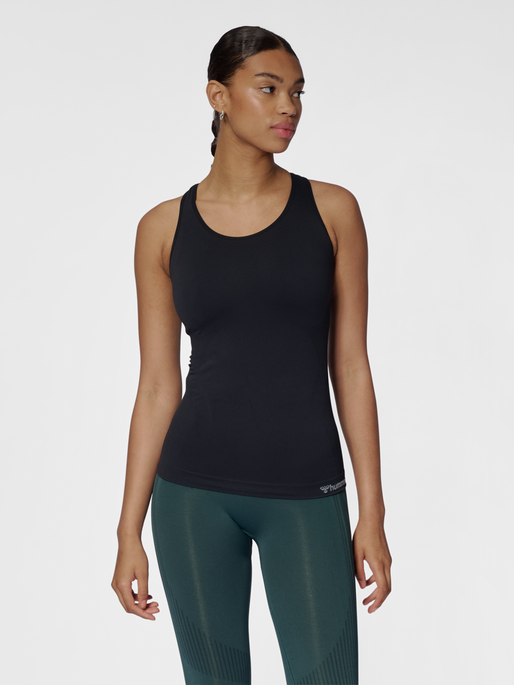 hmlTIF SEAMLESS TOP, BLACK, model