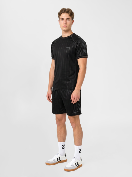 hmlPITCH SHORTS, BLACK, model