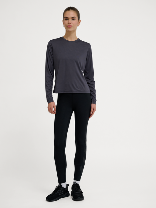hmlPULSE WORKOUT W T-SHIRT L/S, EBONY, model