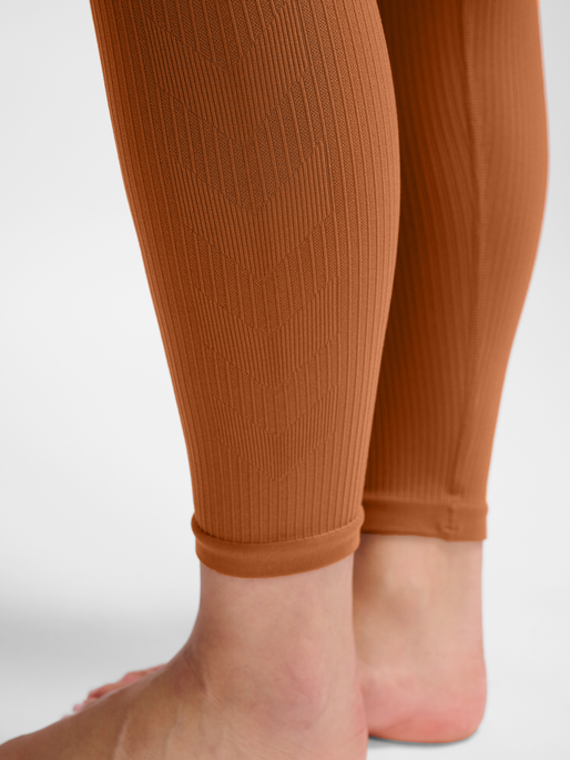 hmlMT ADAPT SEAMLESS MW TIGHTS, MOCHA BISQUE, model