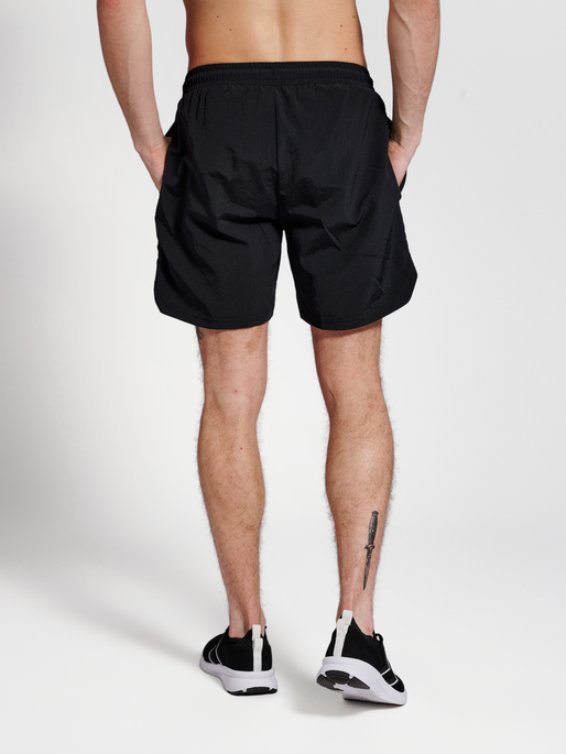 hmlLGC TRAVIS WOVEN SHORTS, 2001, model