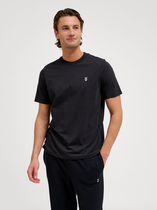 hmlPULSE T-SHIRT, BLACK, model
