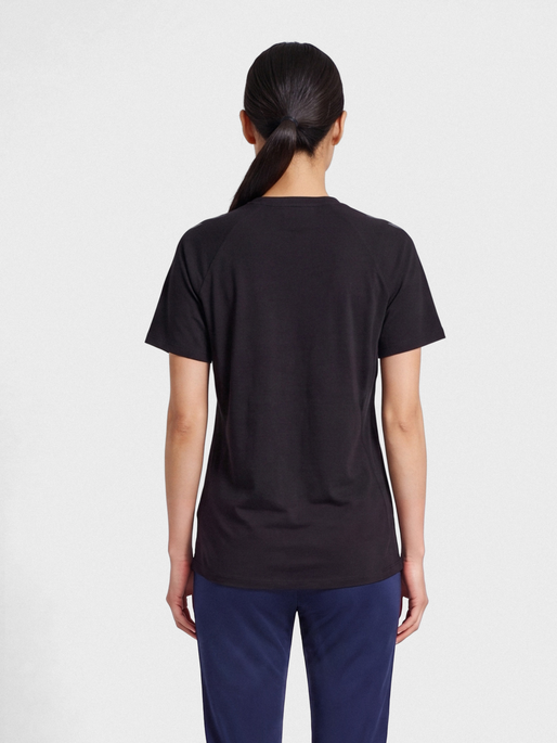 hmlCIMA 2.0 JERSEY S/S WOMAN, BLACK MELANGE, model