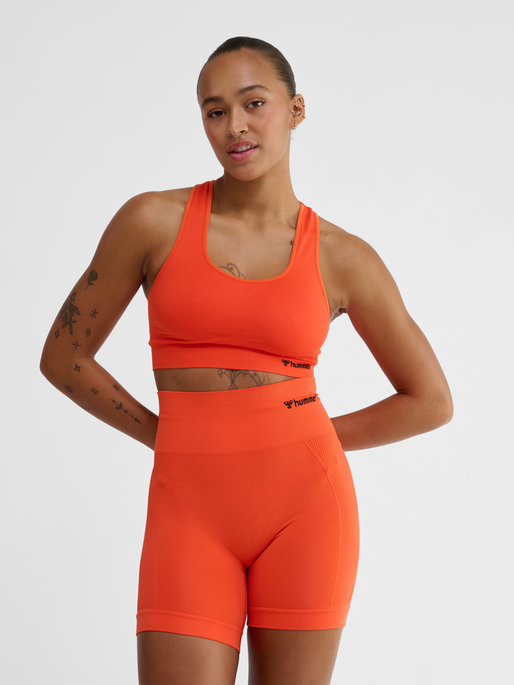 hmlTIF SEAMLESS SPORTS TOP, TANGERINE TANGO, model