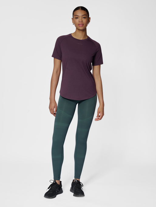 hmlMT VANJA T-SHIRT, PLUM PERFECT, model