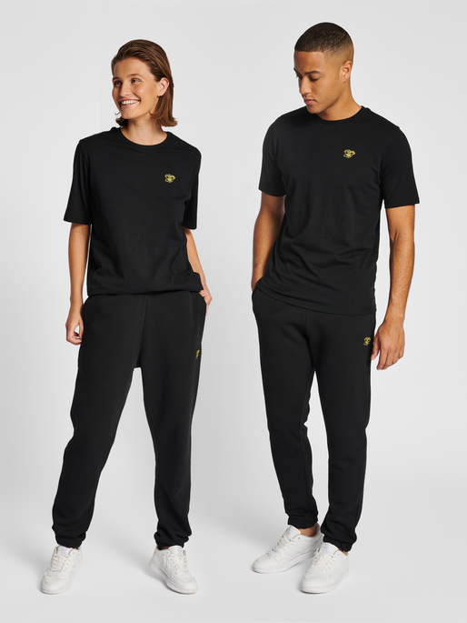 hmlAMNESTY SWEATPANTS, BLACK, model