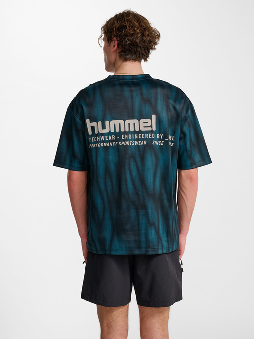 hmlHIIT AOP LOOSE T-SHIRT S/S, STARGAZER, model