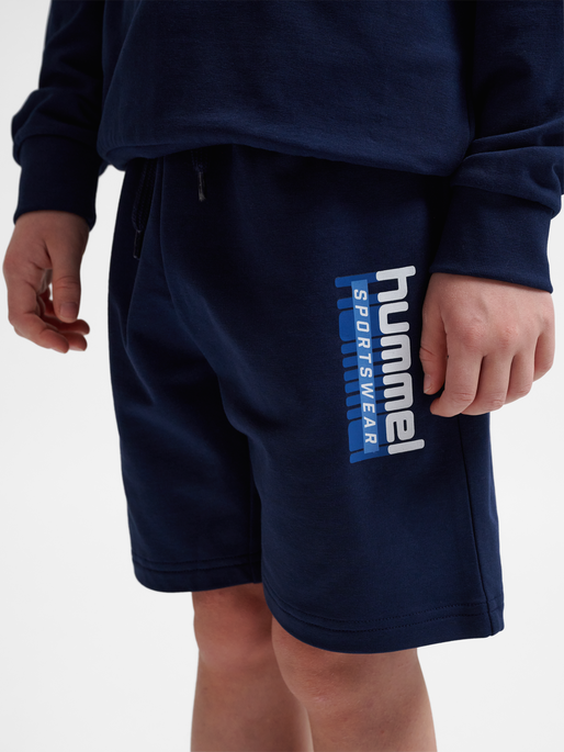 hmlTUKAS SHORTS, BLACK IRIS, model