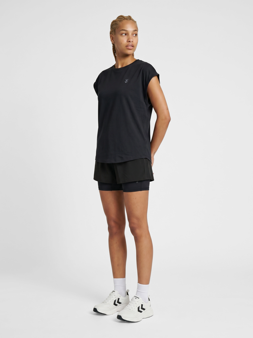 hmlSOFT RELAXED W T-SHIRT S/S, BLACK, model