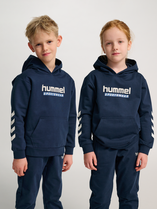 hmlJR LOGO HOODIE, DRESS BLUES, model