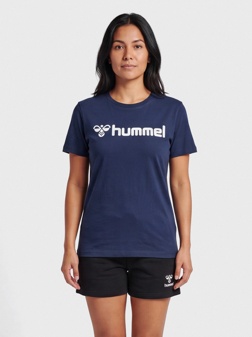 hmlMOVER COTTON T-SHIRT S/S WOMAN, MARINE, model