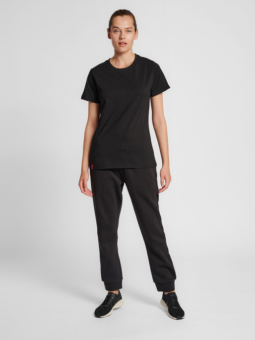 hmlRED BASIC T-SHIRT S/S WOMAN, BLACK, model