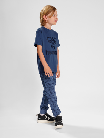 hmlSOFUS T-SHIRT S/S, BERING SEA, model