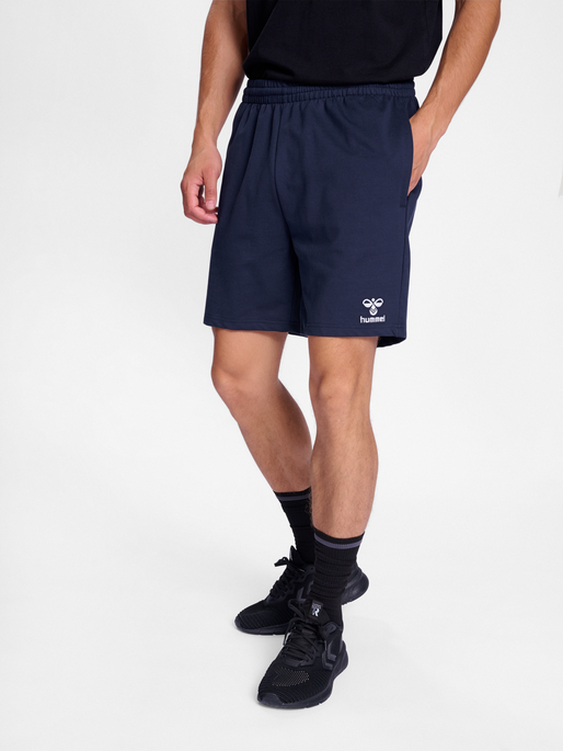 hmlGO 2.0 SWEATSHORTS, MARINE, model