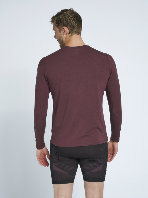 hmlMACE T-SHIRT LS, FUDGE, model