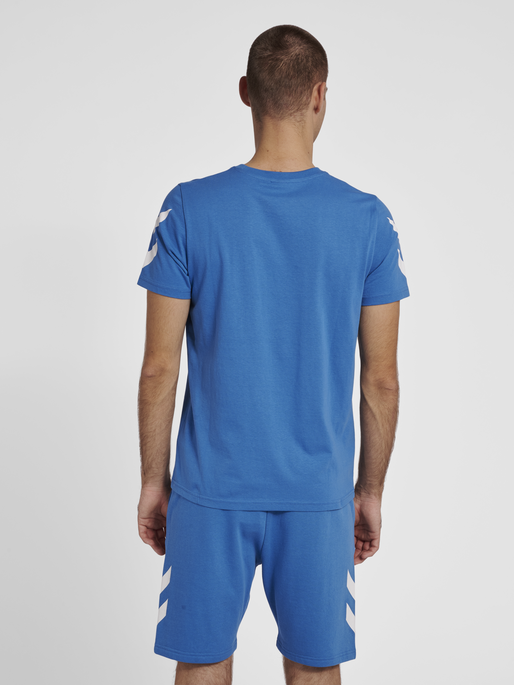 hmlLEGACY CHEVRON T-SHIRT, DEEP WATER, model
