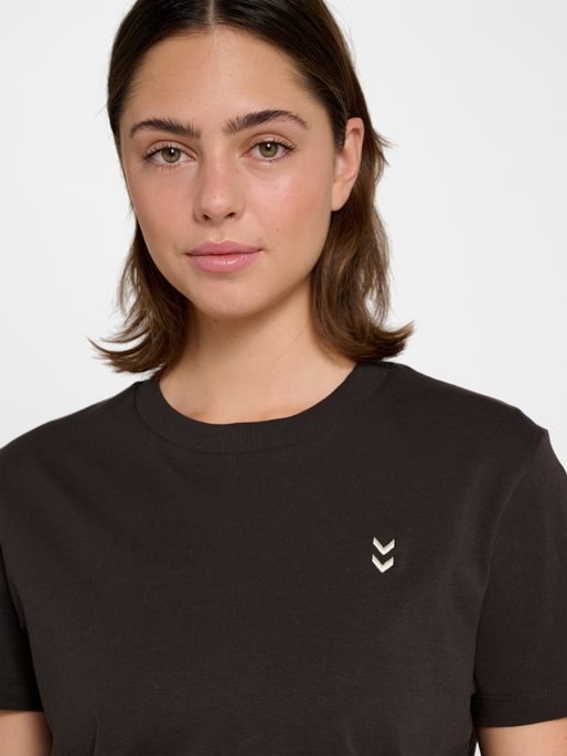 hmlPULSE W T-SHIRT, AFTER DARK, model