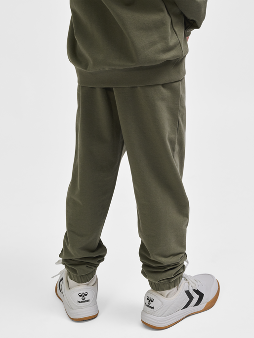 hmlTUKAS PANTS, DUSTY OLIVE, model