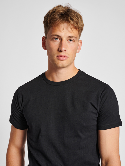 hmlRED HEAVY T-SHIRT S/S, BLACK, model