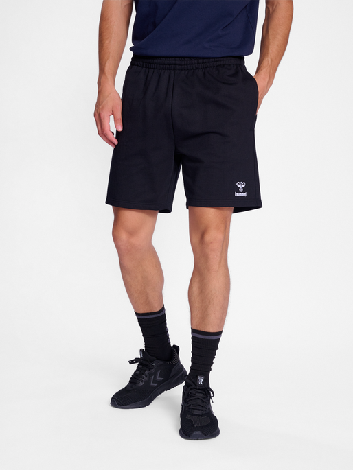 hmlGO 2.0 SWEATSHORTS, BLACK, model