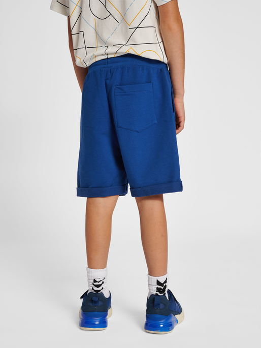 hmlTYLER SHORTS, NAVY PEONY, model