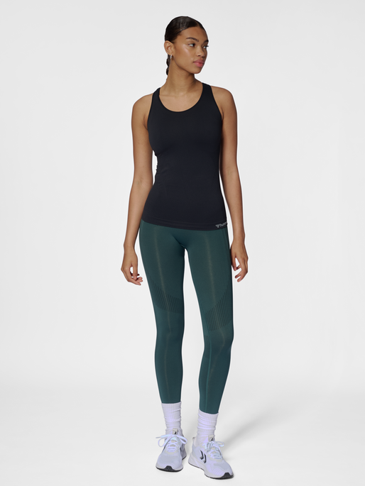 hmlTIF SEAMLESS TOP, BLACK, model