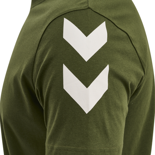 hmlLEGACY CHEVRON T-SHIRT, RIFLE GREEN, packshot