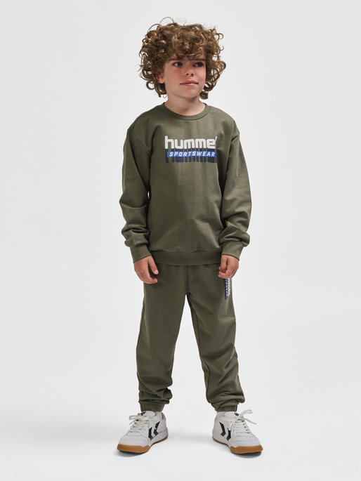 hmlTUKAS PANTS, DUSTY OLIVE, model