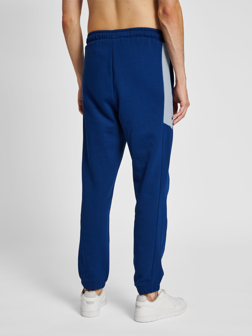 hmlLGC BRYCE SWEATPANTS, ESTATE BLUE, model