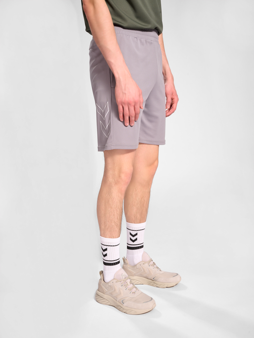 hmlTE FLEX MESH SHORTS, SHARKSKIN, model