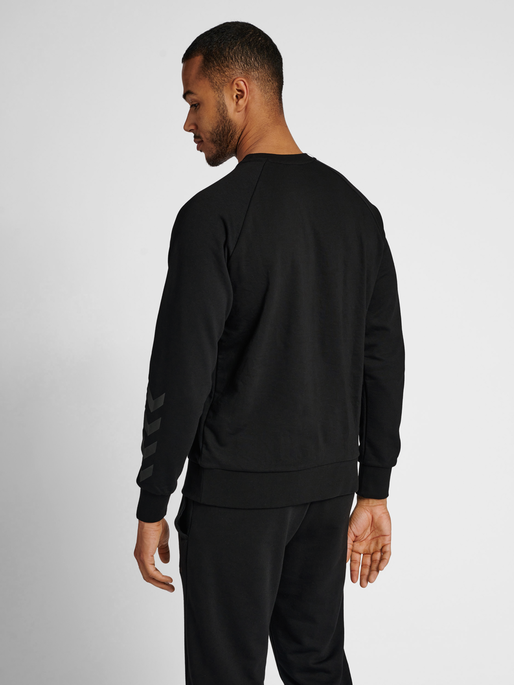 hmlISAM 2.0 SWEATSHIRT, BLACK, model