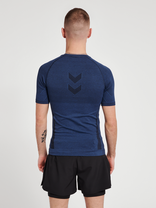 hmlTE MIKE SEAMLESS T-SHIRT, INSIGNIA BLUE, model