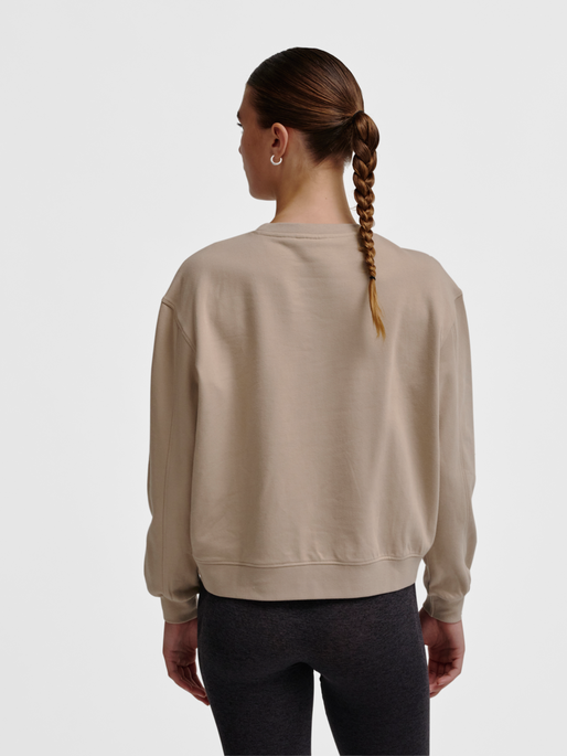 hmlMT DHYANI SWEATSHIRT, SIMPLY TAUPE, model