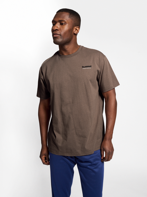 hmlLGC NATE T-SHIRT, IRON, model