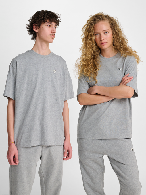 hmlLOOSE T-SHIRT BEE S/S, GREY MELANGE, model