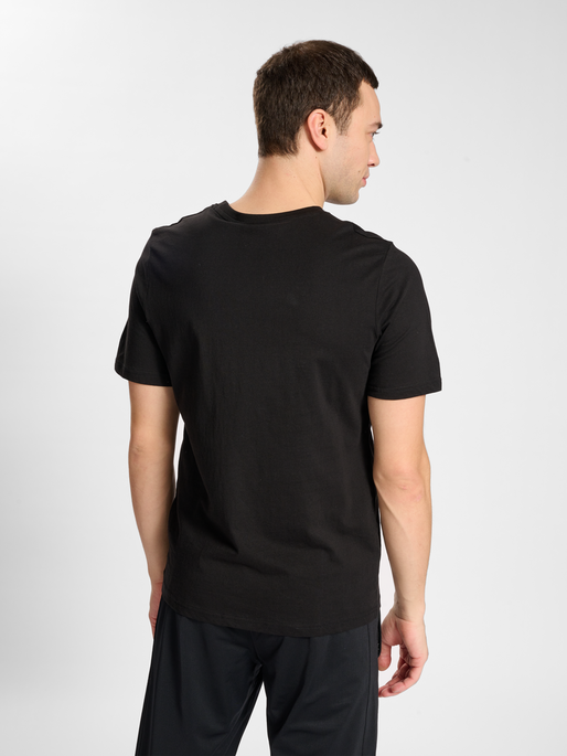 hmlBOOSTER T-SHIRT, BLACK, model