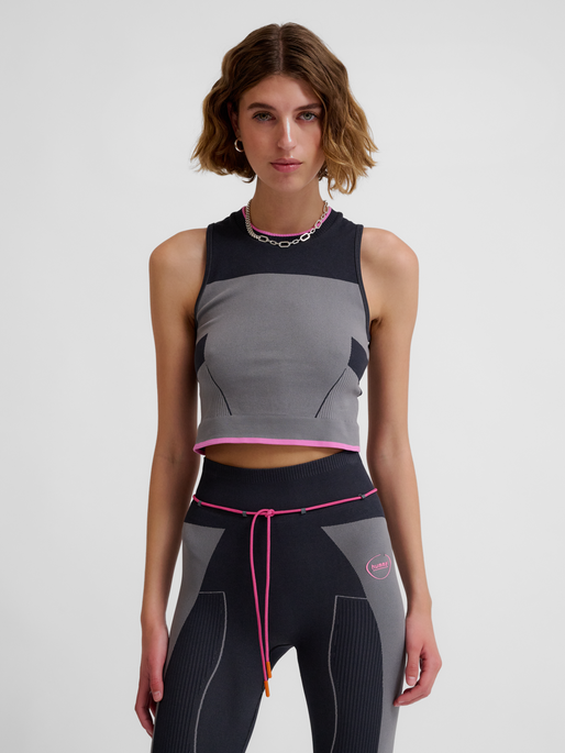 hmlSEAMLESS TOP, SHARKSKIN, model
