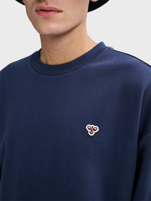 hmlLOOSE CREWNECK BEE, DRESS BLUES, model