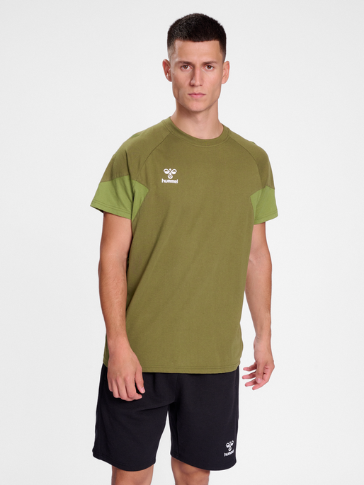 hmlTRAVEL T-SHIRT S/S, MILITARY OLIVE, model