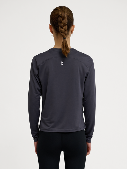 hmlPULSE WORKOUT W T-SHIRT L/S, EBONY, model