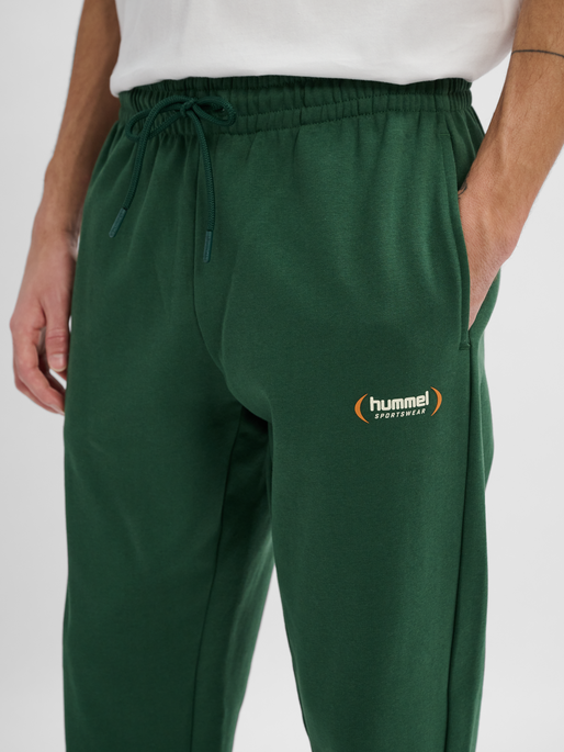 hmlFELIX REGULAR PANTS, DARK GREEN, model