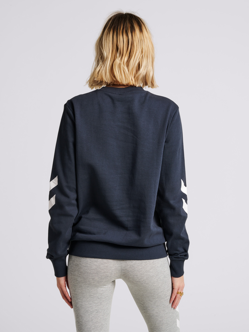 hmlLEGACY SWEATSHIRT, BLUE NIGHTS, model