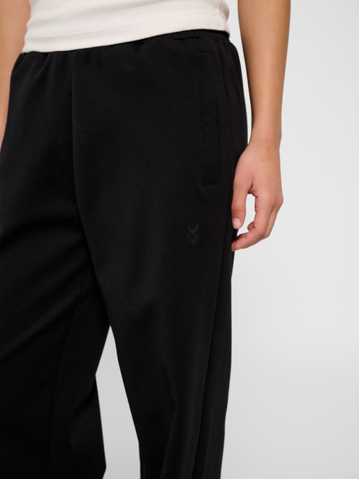 hmlDEFENDER W PANTS, BLACK, model