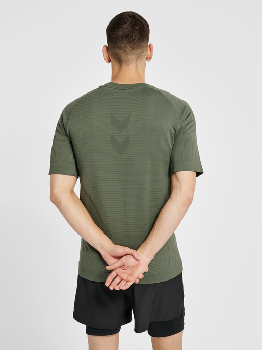 hmlSTROKE SEAMLESS T-SHIRT, THYME, model