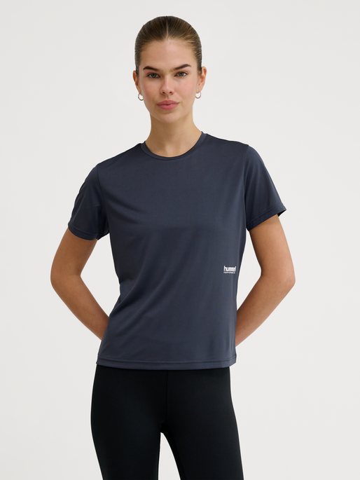 hmlPULSE WORKOUT W T-SHIRT S/S, EBONY, model